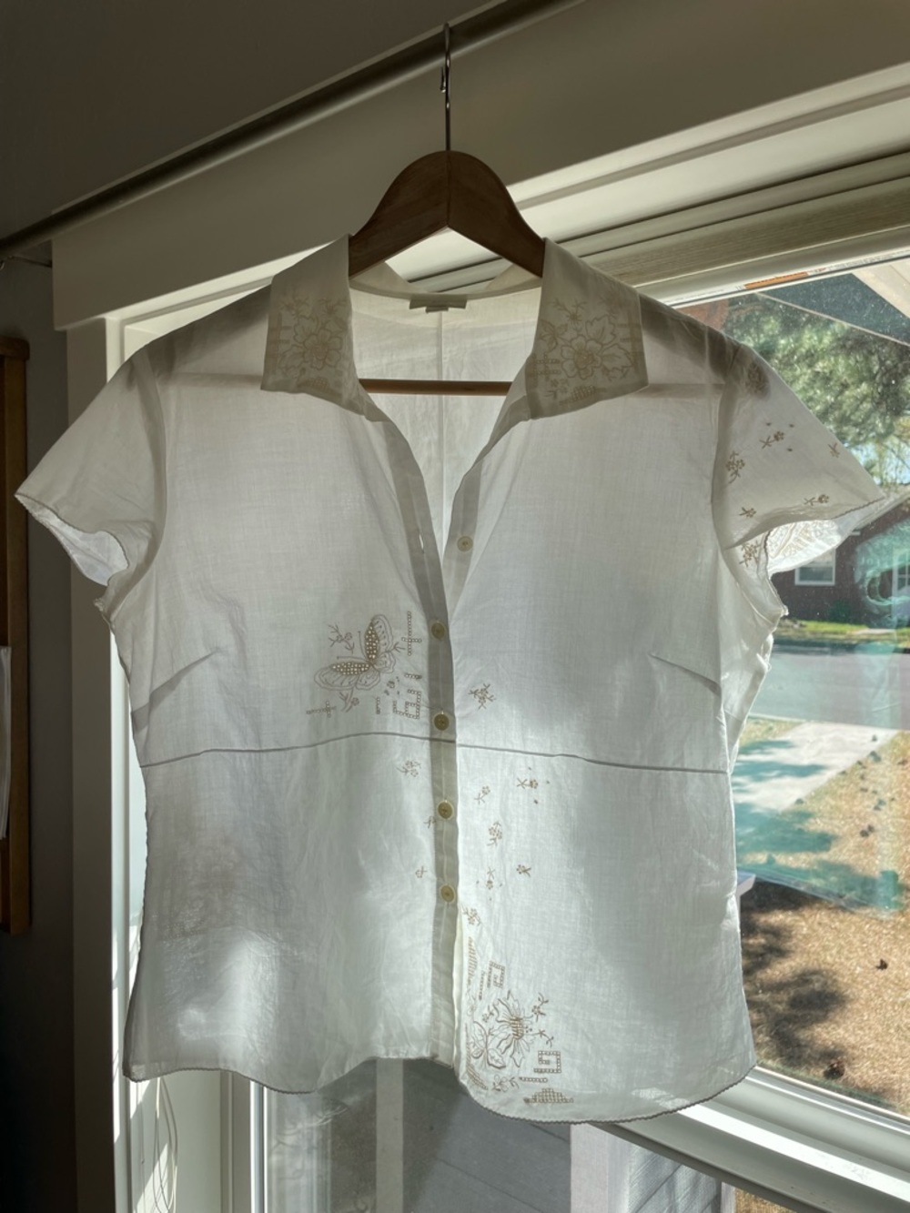 Pristine vintage 100% cotton White Embroidered butterfly Button-Up Top XS